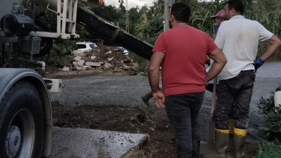 Rize'nin Ardeşen İlçesinde yol betonlama çalışmaları hız kazandı